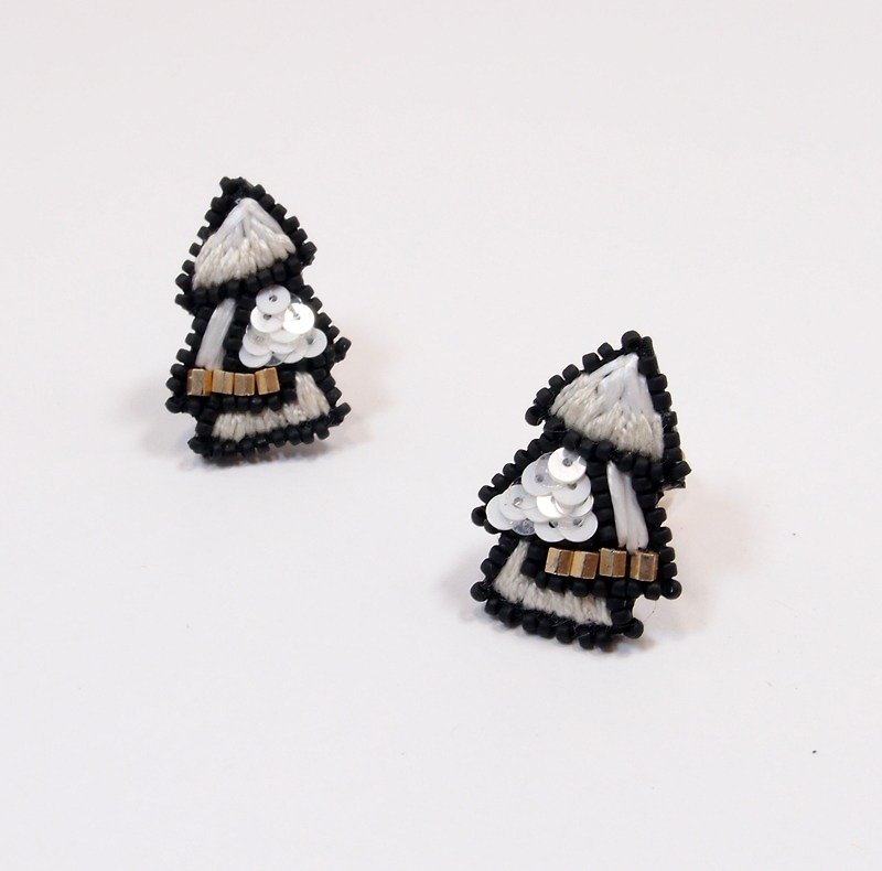 Snowflake Tree Embroidery Earrings / Snow White - ต่างหู - งานปัก ขาว