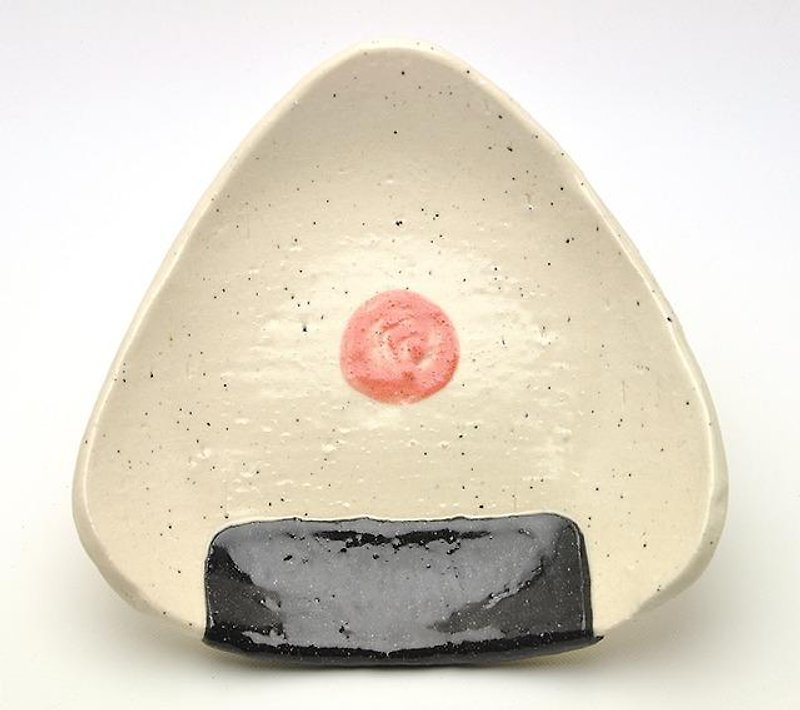 Umeboshi rice ball plate Regular size [Medium plate] - จานเล็ก - ดินเผา ขาว