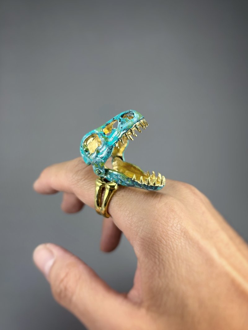 T-rex skull Ring in brass with green patina  color ,Rocker jewelry ,Skull jewelry,Biker jewelry - 戒指 - 其他金屬 
