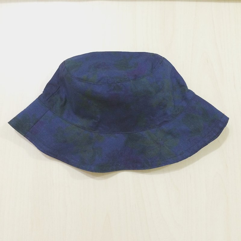 MaryWil Bucket Hat-Dark Blue Flowers - หมวก - วัสดุอื่นๆ สีน้ำเงิน