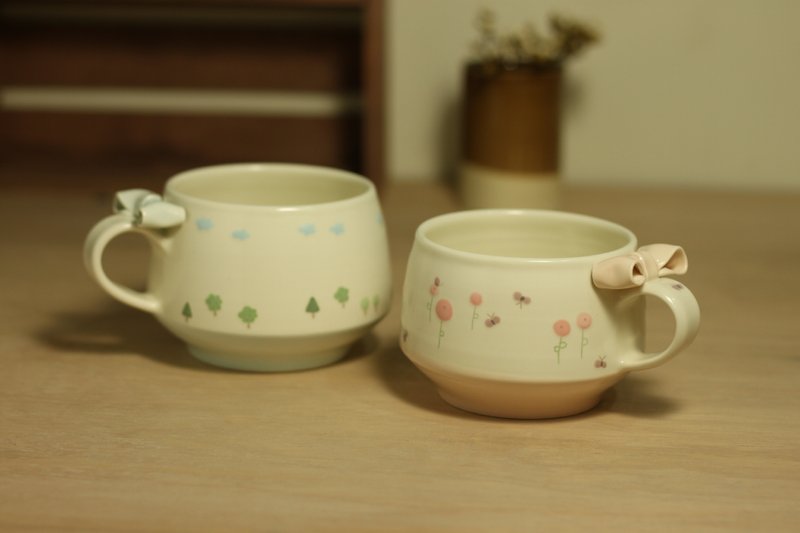蝴蝶結彩繪寬底杯-小花園 - 咖啡杯/馬克杯 - 其他材質 粉紅色