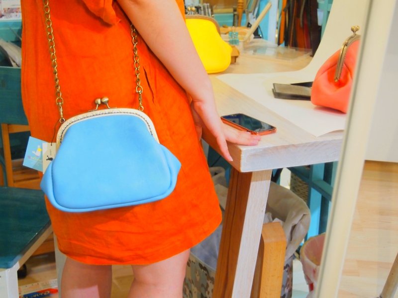 Hand stitched vintage leather mouth gold bag handbag side backpack clutch bag blue - กระเป๋าคลัทช์ - หนังแท้ สีน้ำเงิน