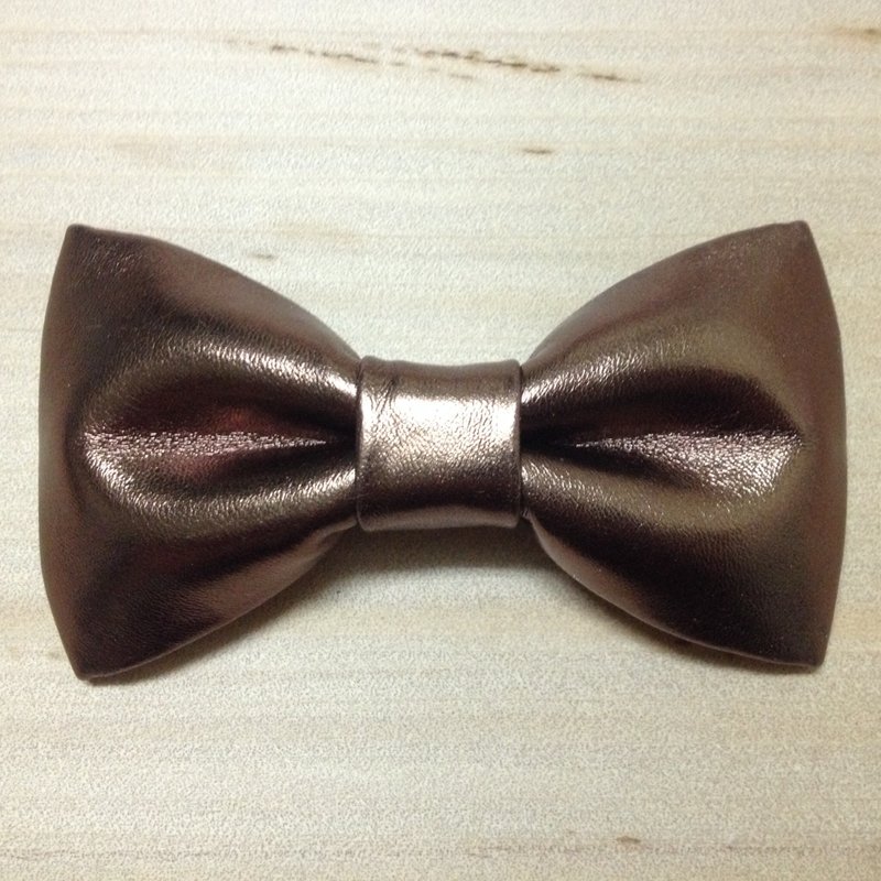 Individually designed leather-series tie Bow Tie No. 025 - เนคไท/ที่หนีบเนคไท - วัสดุอื่นๆ สีนำ้ตาล