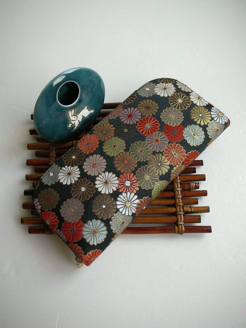 Jingxizhen Jintao Nishiki Weaving [Chrysanthemum Reflecting Ink Realm]-long clip/wallet/coin purse/ - กระเป๋าสตางค์ - ผ้าไหม สีดำ