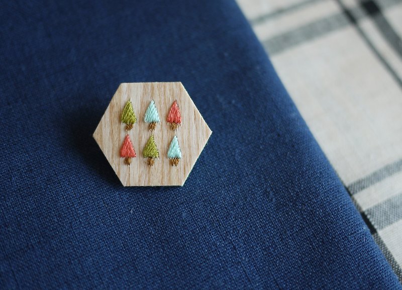 "Roppongi" wooden embroidery chapter - Autumn tone - เข็มกลัด - งานปัก หลากหลายสี