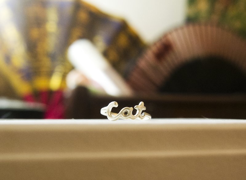 貓奴 生日 週年 愛情 聖誕 客製化禮物 手工訂作 純銀CAT字母尾戒 - 戒指 - 其他金屬 灰色