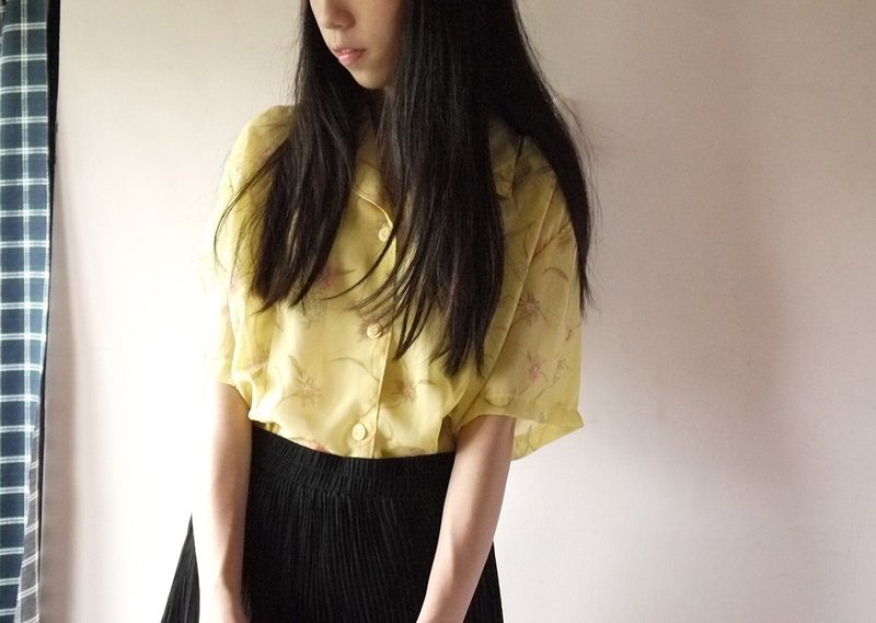 鵝黃春日小花短版襯衫 - 女襯衫 - 其他材質 黃色
