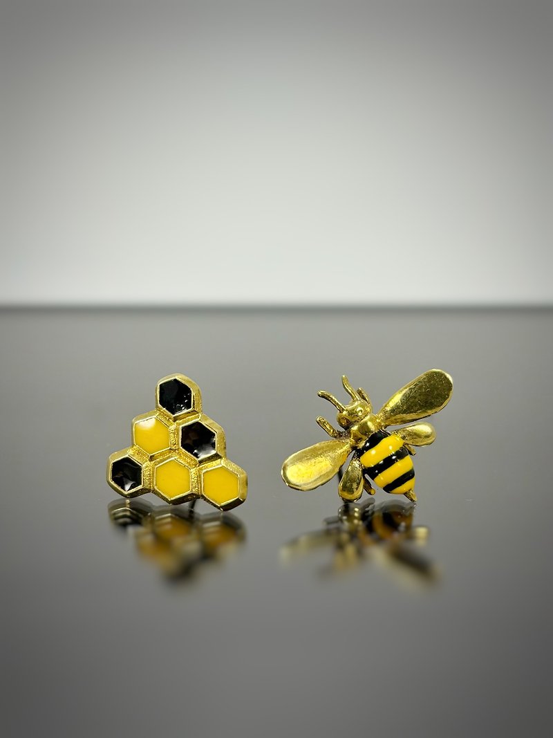 Bee and Beehive earring in brass with enamel color - 耳環/耳夾 - 其他金屬 
