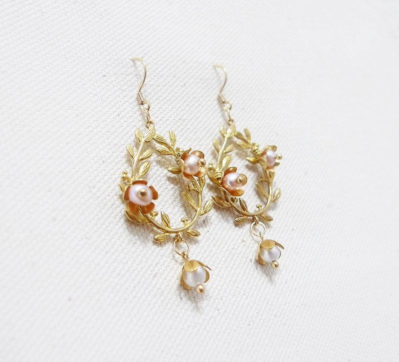 【Sang Sang】【Flower Room Set: Flower Bell】Natural Pearl mix brass flower/wreath shape earrings/ear earrings/ear hook - ต่างหู - เครื่องเพชรพลอย สึชมพู