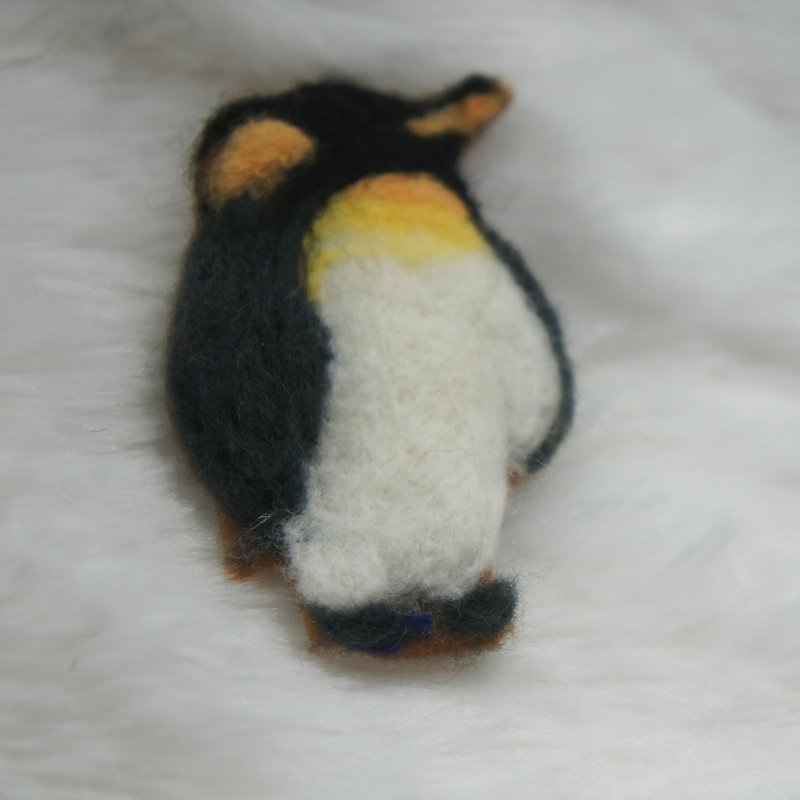 Wool felt penguin pin brooch - Brooches - Wool 