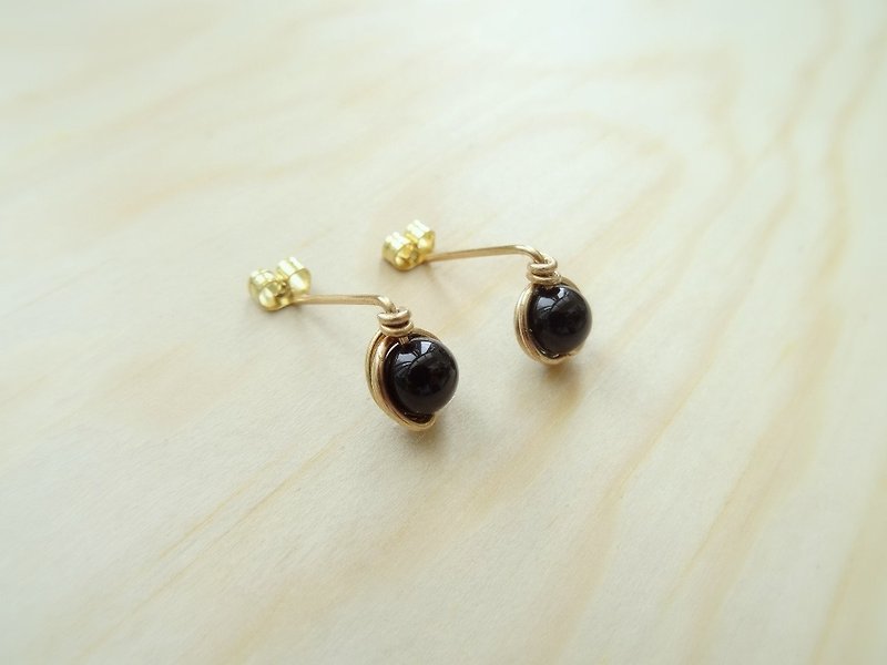 Ear Studs - Black Onyx Beads Brass Wire Wrapped Stud Earrings - ต่างหู - เครื่องเพชรพลอย สีดำ