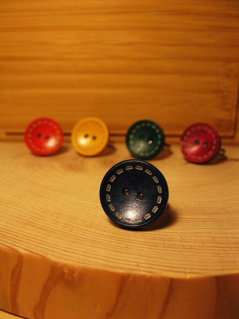 鈕扣戒●深藍色木質鈕扣●中 - リング - 木製 ブルー