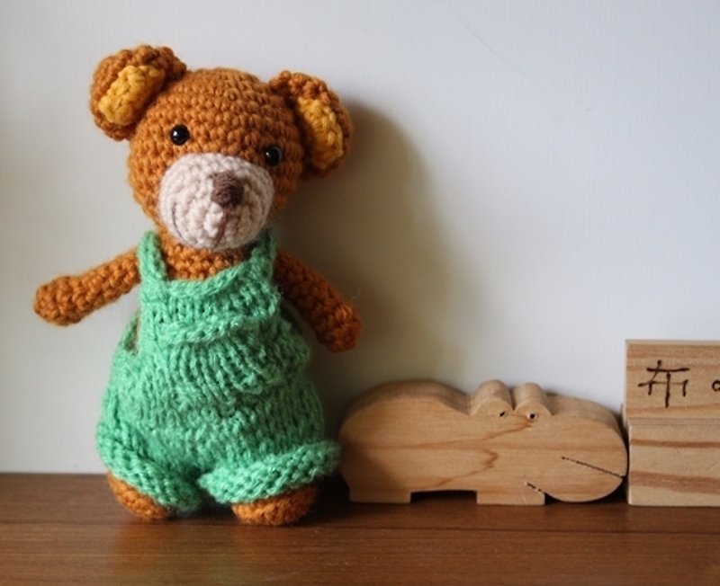 Amigurumi crochet doll: Little bear, Brown bear, knitting light green bib short - ตุ๊กตา - วัสดุอื่นๆ สีนำ้ตาล