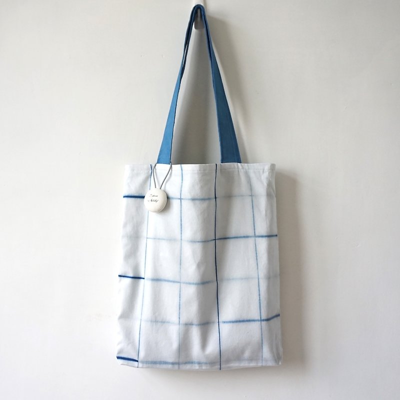 S.A x Line, Indigo dyed Handmade Checks Pattern Tote Bag - กระเป๋าแมสเซนเจอร์ - ผ้าฝ้าย/ผ้าลินิน ขาว