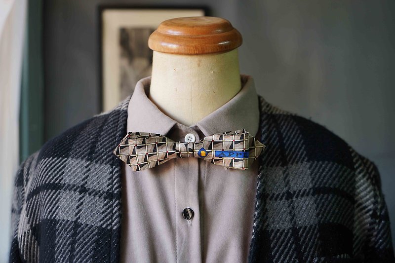 Antique cloth flower tie remade handmade bow tie-square shiny Silver-narrow version - หูกระต่าย/ผ้าพันคอผู้ชาย - ผ้าไหม สีเงิน