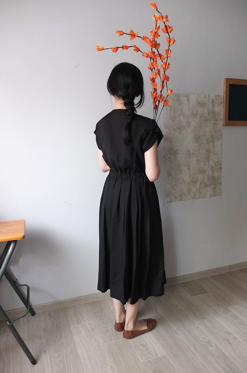 Bud sleeves V-neck mid-length black linen dress - One Piece Dresses - Cotton & Hemp 
