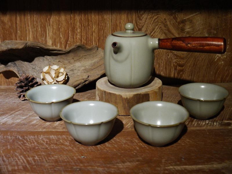 [Taiwan Blue] Gourd Tea Set, Gourd Pot + 4 Gourd Cups - Teapots & Teacups - Other Materials Multicolor