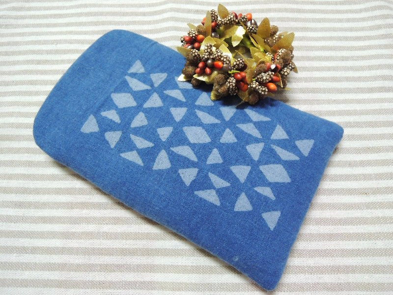 [Mumu dyeing] blue dyed rhombic natural dyed mobile phone case (customized) - Other - Cotton & Hemp Blue