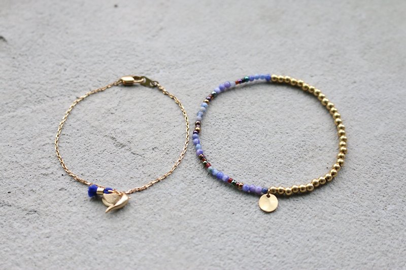 < ☞ HAND IN HAND ☜ > Nahcolite - lazy brass bracelet (0115) - Bracelets - Gemstone Blue