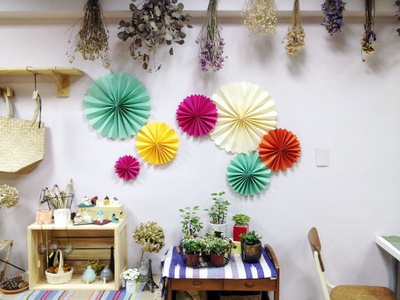 [DIY] handmade paper fan was arranged small flowers (large) - ตกแต่งผนัง - กระดาษ หลากหลายสี