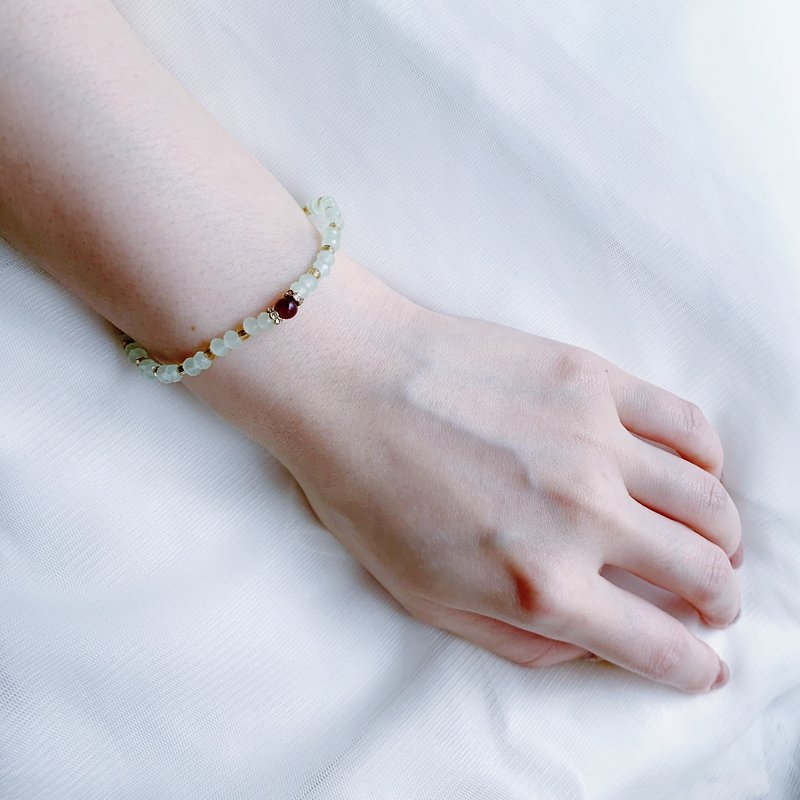 Light you up light color crystal bracelet - สร้อยข้อมือ - วัสดุอื่นๆ ขาว