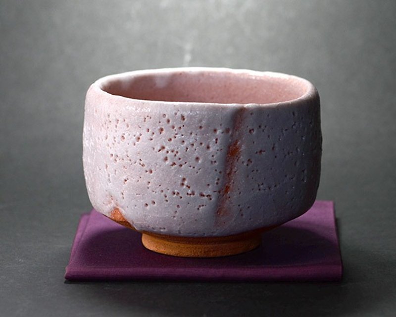 Kurekure Beni Shino bowl (Tsukeki-bako) - Teapots & Teacups - Other Materials Pink