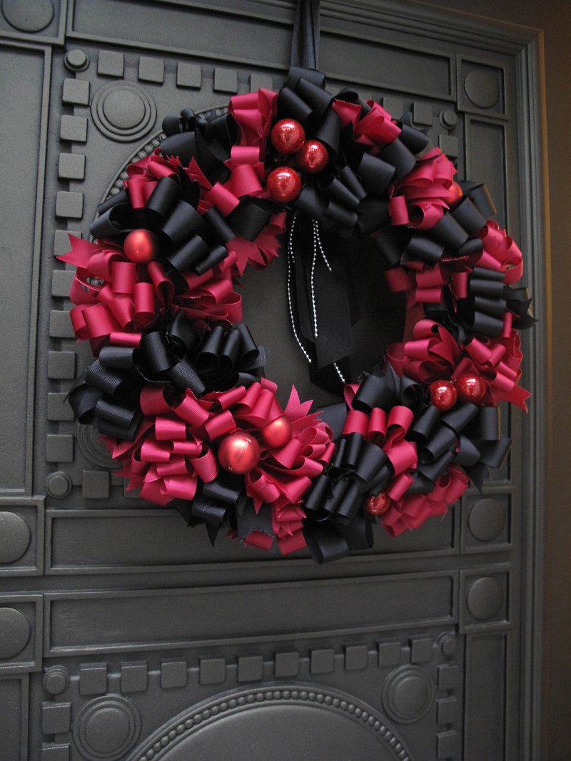 A01502800 Exquisite Handmade French Knot Christmas Wreath - ตกแต่งต้นไม้ - วัสดุอื่นๆ สีแดง