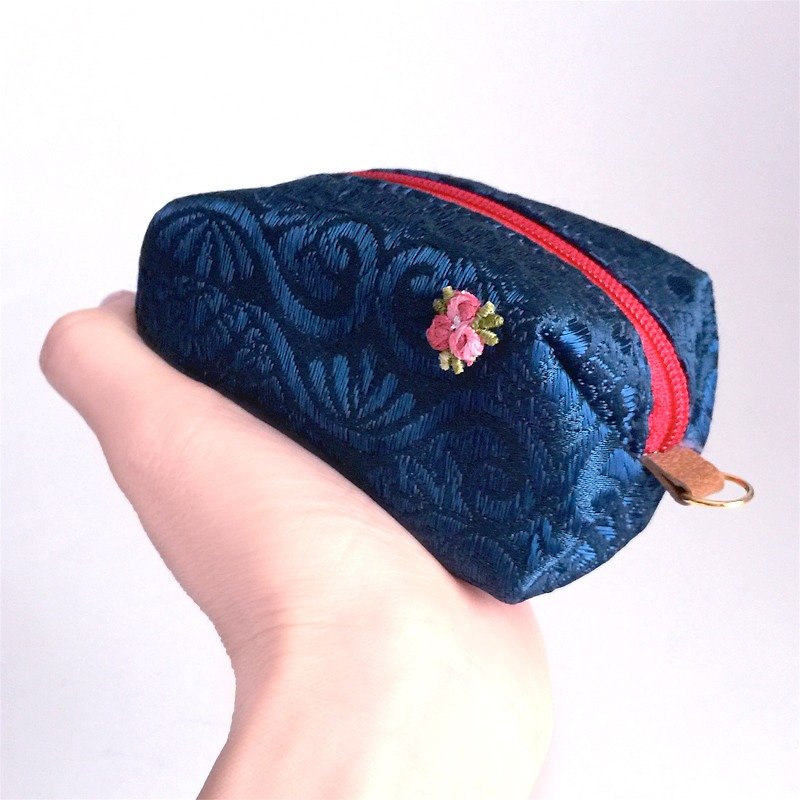Pouch with Japanese Traditional Pattern, Kimono (Small) [Brocade] - กระเป๋าเครื่องสำอาง - วัสดุอื่นๆ สีน้ำเงิน