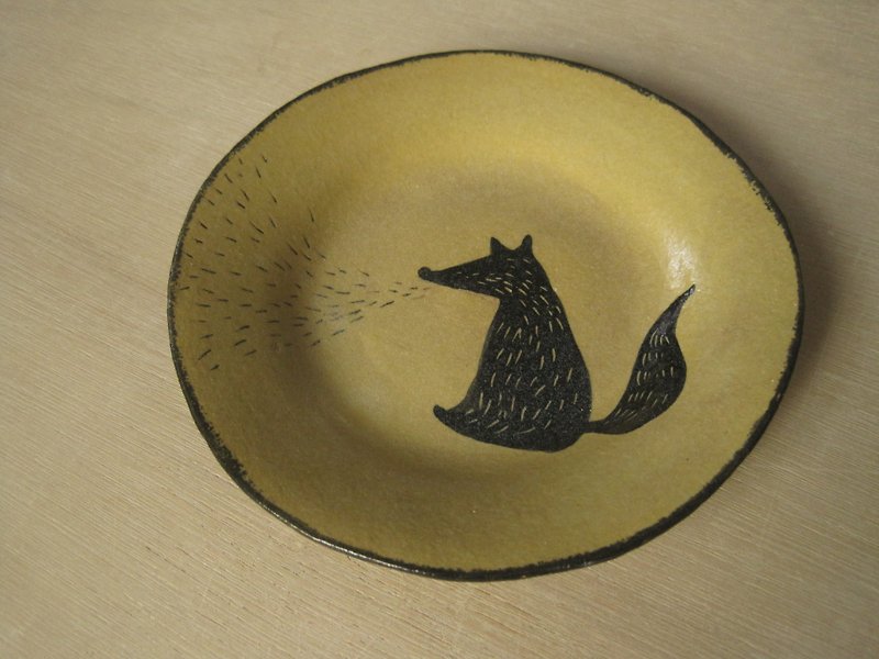 DoDo Handmade Whispering. Animal Silhouette Series-Fox Disc (Dark Yellow) - จานและถาด - ดินเผา สีนำ้ตาล