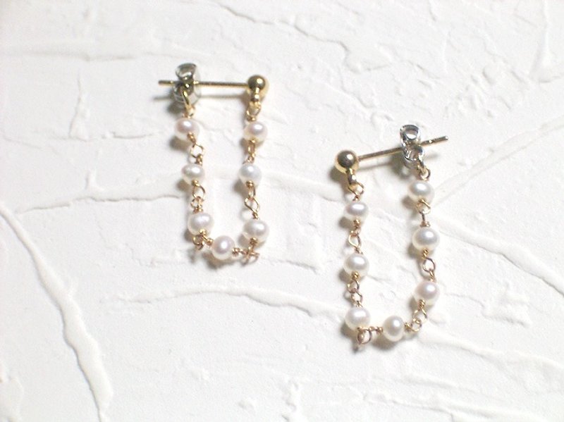 Small pearl front and back buckle earrings - ต่างหู - วัสดุอื่นๆ ขาว