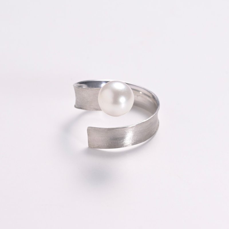 Akoya pearl ribbon ring, silver color - แหวนทั่วไป - โลหะ สีเทา