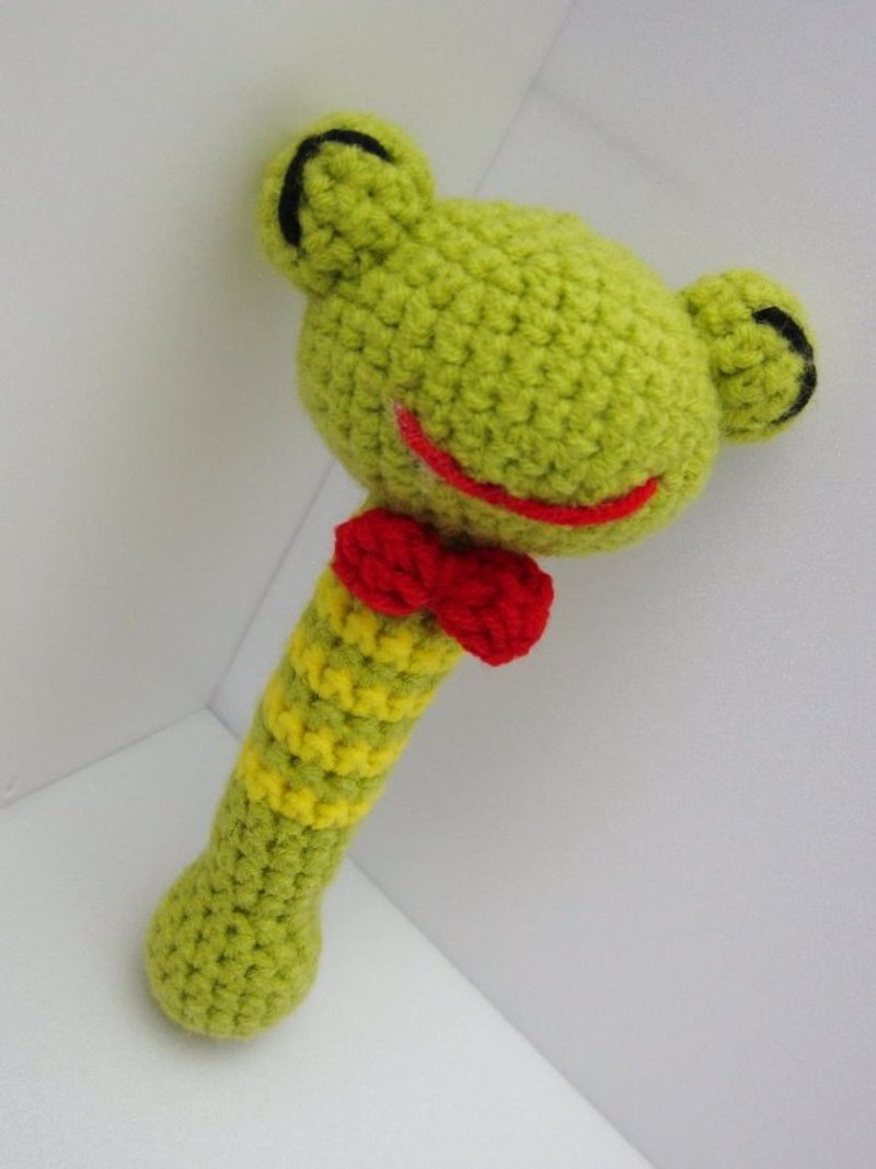 frog. Knitted woolen hand rattle ~ the cutest moon gift - ของขวัญวันครบรอบ - วัสดุอื่นๆ สีเขียว