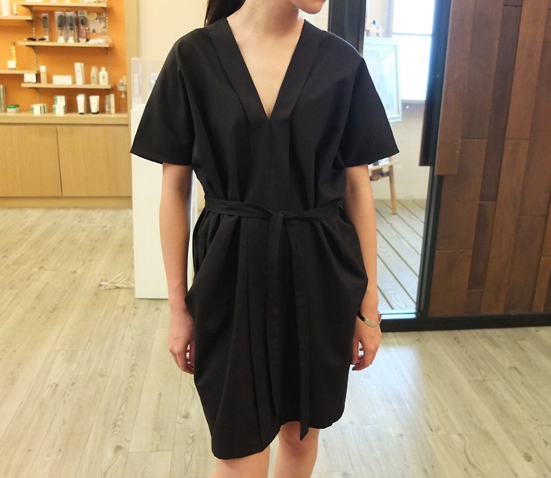 Contour V black kimono collar shirt style dress - ชุดเดรส - กระดาษ 