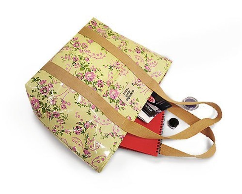 【Fun Fun】Alice Side Shoulder Bag (A4) - Spring Yellow + Khaki(Made in Taiwan) - กระเป๋าแมสเซนเจอร์ - วัสดุกันนำ้ สีเหลือง