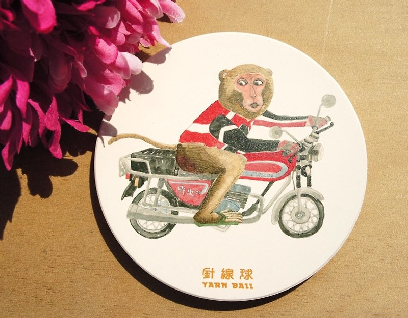 針線球 台灣特有種動物--台灣獼猴騎野狼 陶瓷吸水杯墊 - 杯墊 - 其他材質 白色