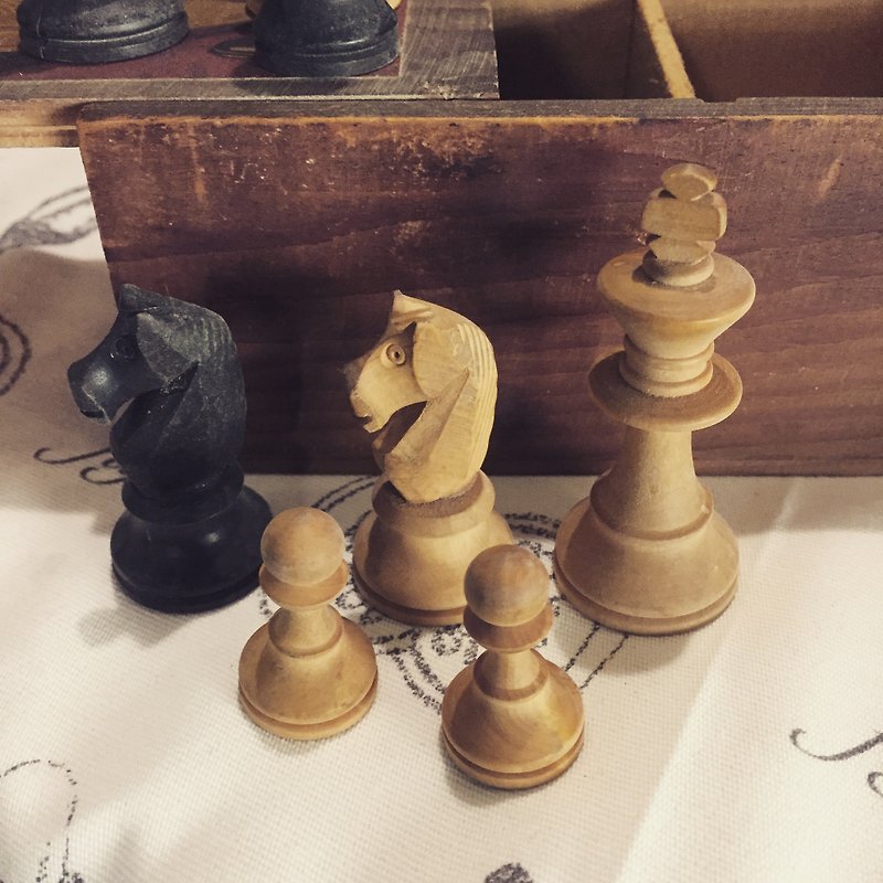 1940 British made wood chess box, wooden pieces, hand-carved, no missing parts - Other - Wood Brown