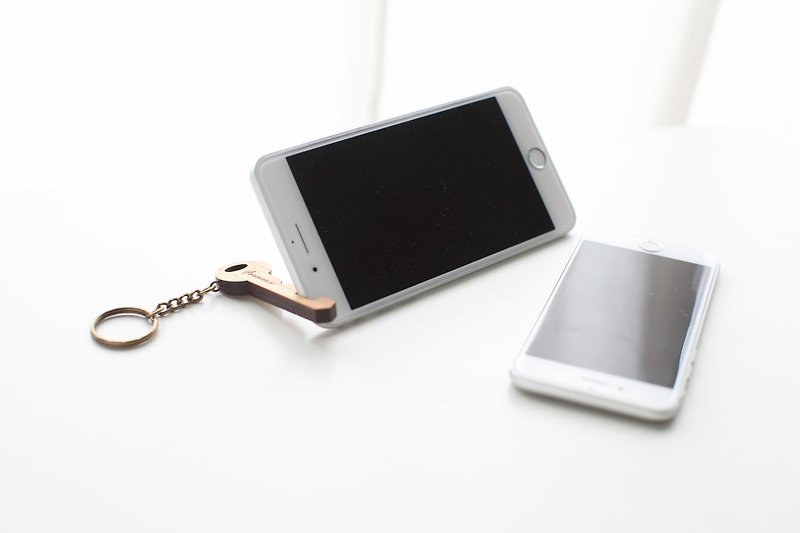 Customized name gift log key shape mobile phone holder/key ring-straight type - ที่ตั้งมือถือ - ไม้ สีนำ้ตาล