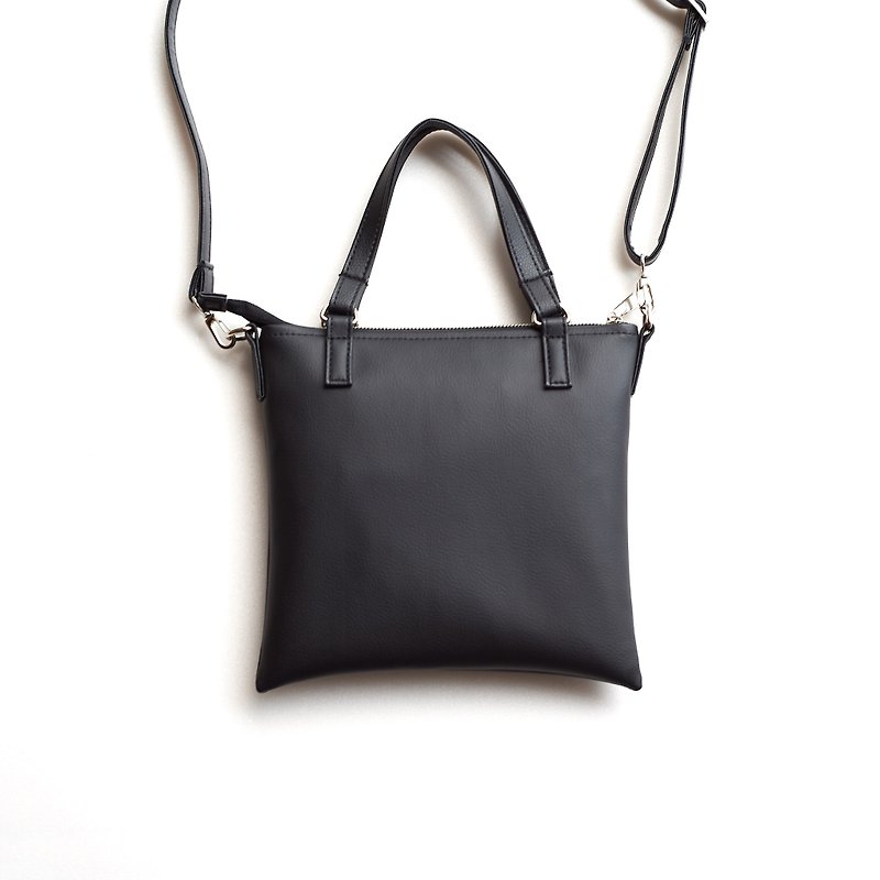 Versatile Minimalist Toast Square Bag, Portable and Shoulder-Bearing Black / Black - กระเป๋าแมสเซนเจอร์ - หนังเทียม สีดำ