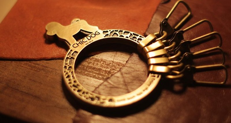 【CHIC DOG 】 豹紋款 站立狗鑰匙圈 - 鑰匙圈/鑰匙包 - 其他金屬 多色
