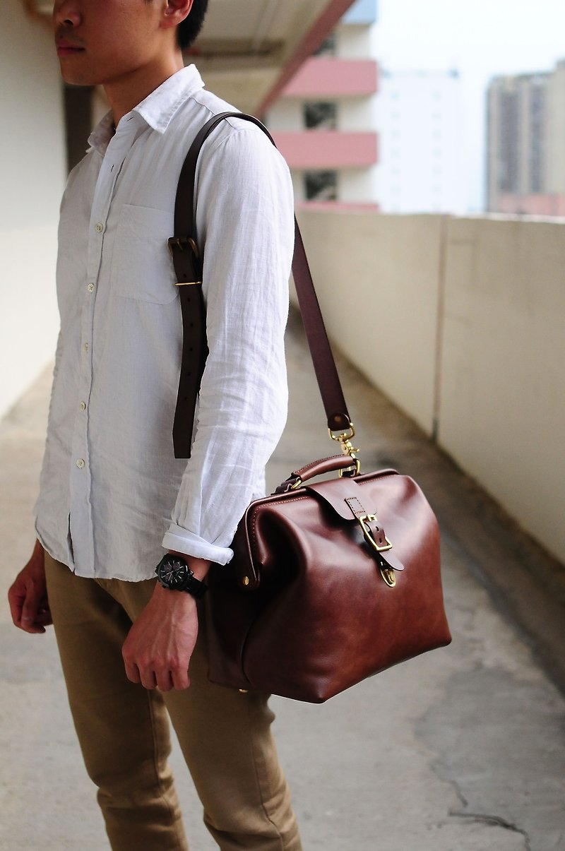 Hand Stitched Brown Leather Doctor Bag/ Carry On Bag - กระเป๋าถือ - หนังแท้ สีกากี