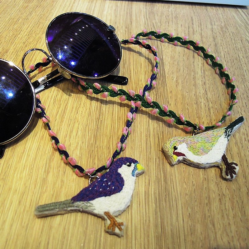 C'est trop Mignon \\ hand-made embroidery * youth bird necklace - Necklaces - Thread Multicolor