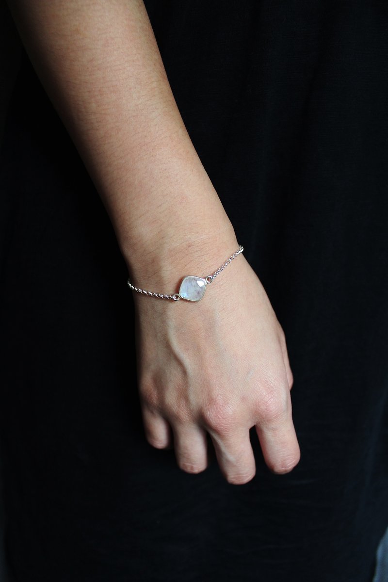 Emerald. The Moonstone diamond cut sterling silver bracelets - Bracelets - Gemstone White