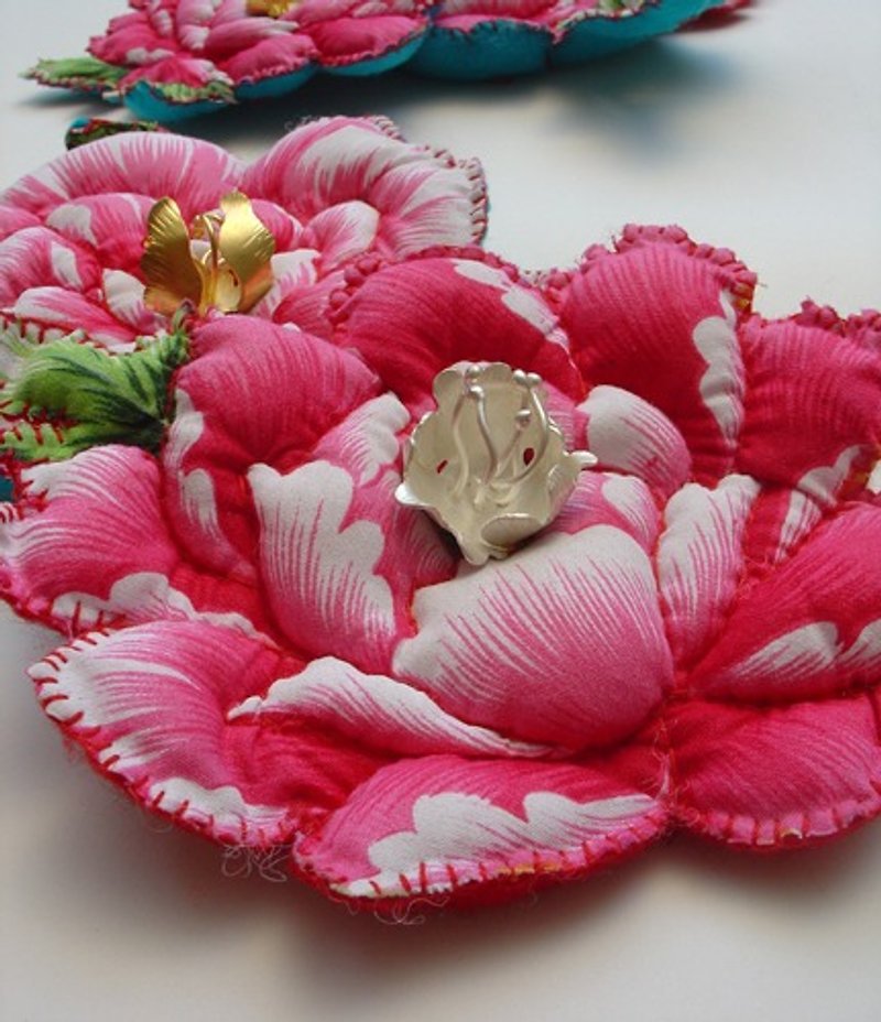 Peony flower brooch combined with sterling silver/Grandma’s new fashion, handmade poems, loving yourself, being happy - เข็มกลัด - วัสดุอื่นๆ 
