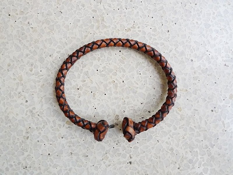 Brown leather woven bracelet - สร้อยข้อมือ - หนังแท้ สีนำ้ตาล