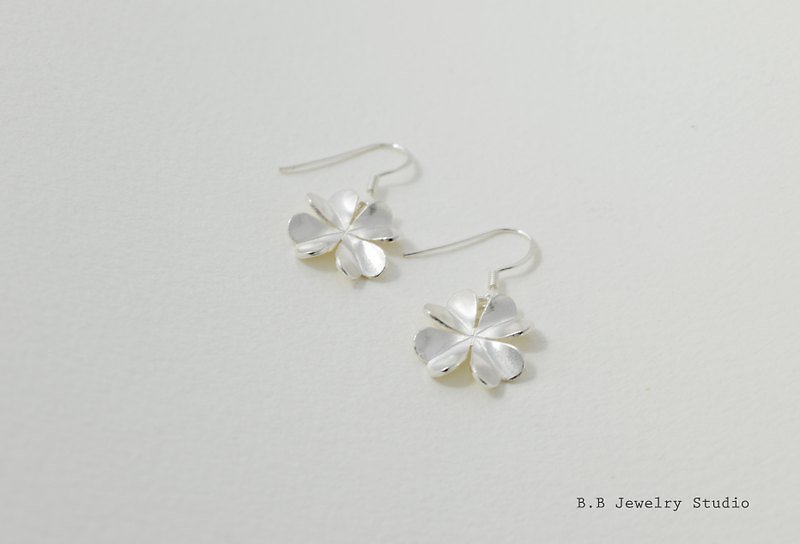 [Yancheng Gold Workshop] Clover earrings. 925 Silver pair of two - ต่างหู - โลหะ ขาว