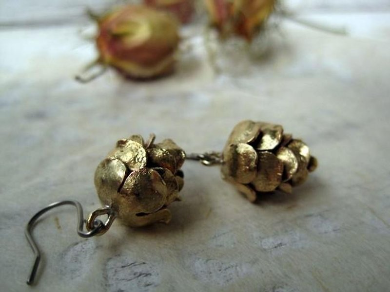 Brass pine cone earrings - ต่างหู - โลหะ สีทอง