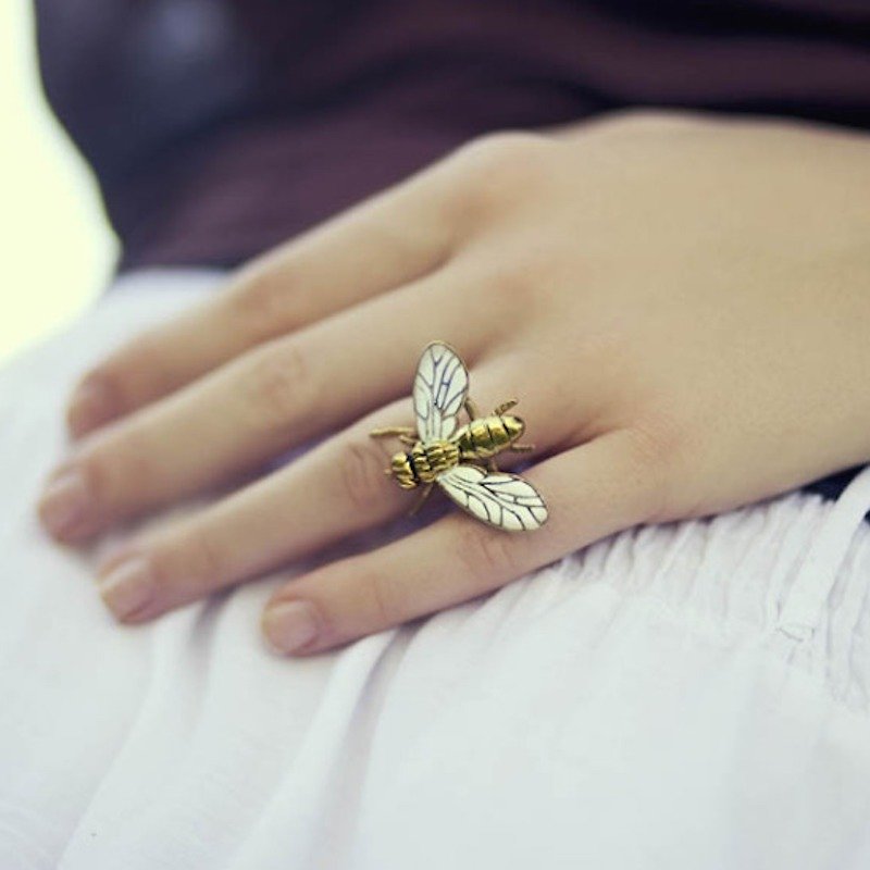 Flying Fly Ring in Brass With White Enamel Wings. Adjustable Size. - 戒指 - 其他金屬 