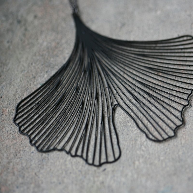 Ginkgo black necklace Black Ginkgo Pendant (L) - สร้อยคอ - โลหะ 