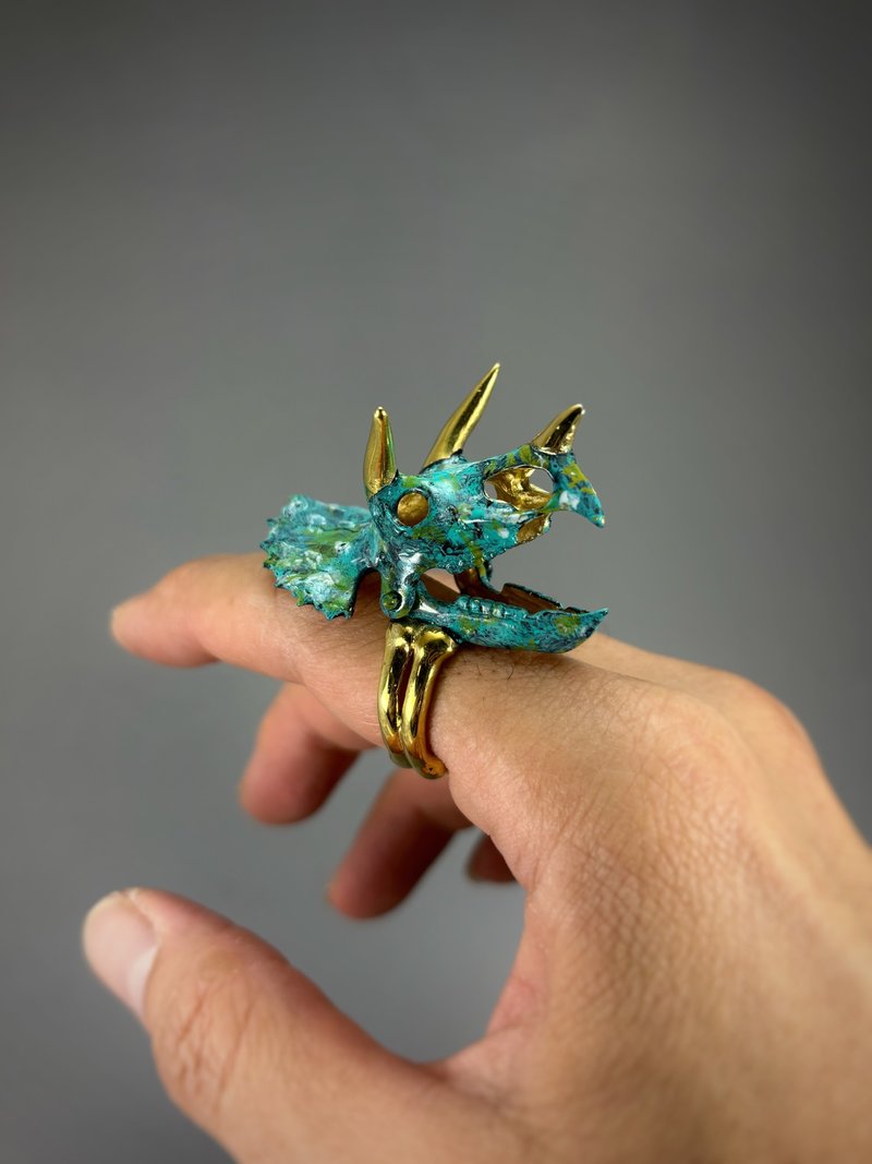 Patina Triceratops Dinosaur Skull Ring. Jurassic Ring. Available in 4 Colourways - 戒指 - 其他金屬 