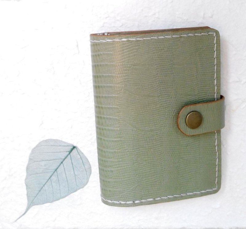 【MY。手作】handmade leather passport cover / passport holder with card slots / leather travel organizer / notebook cover - กระเป๋าสตางค์ - หนังแท้ สีเขียว